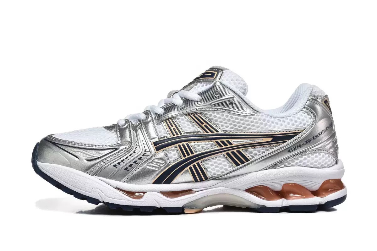ASICS – Basket running rétro blanc, argent et détails dorés à l’ADN performance