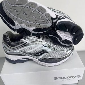 Saucony – Basket running rétro argent et noir à l’esthétique technique