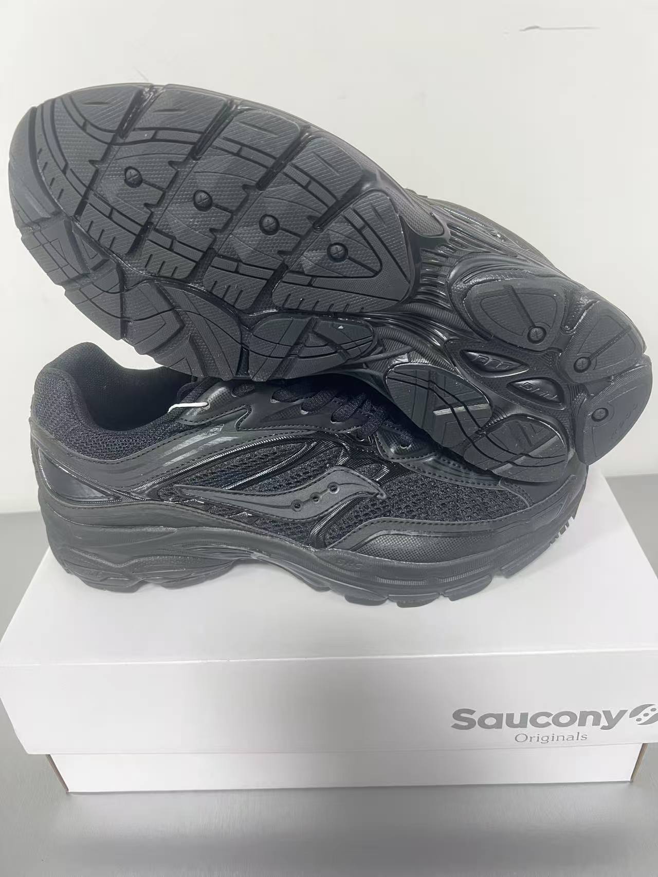 Saucony – Basket running rétro entièrement noire au look technique